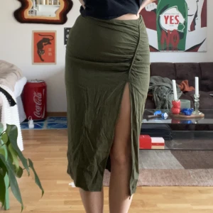 Grön linen kjol - Storlek S men passar S-M, helt ny!❣️