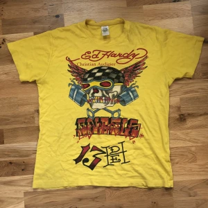 Gul ed hardy t-shirt - Säljer en gul asfet edhardy t-shirt köpt second hand men sparsamt andvänd
