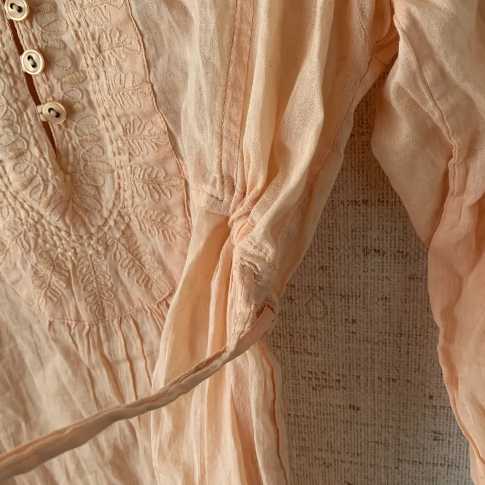 Jättesöt vintage klänning som man kan justera i midjan på båda sidorna 💞. Klänningar.