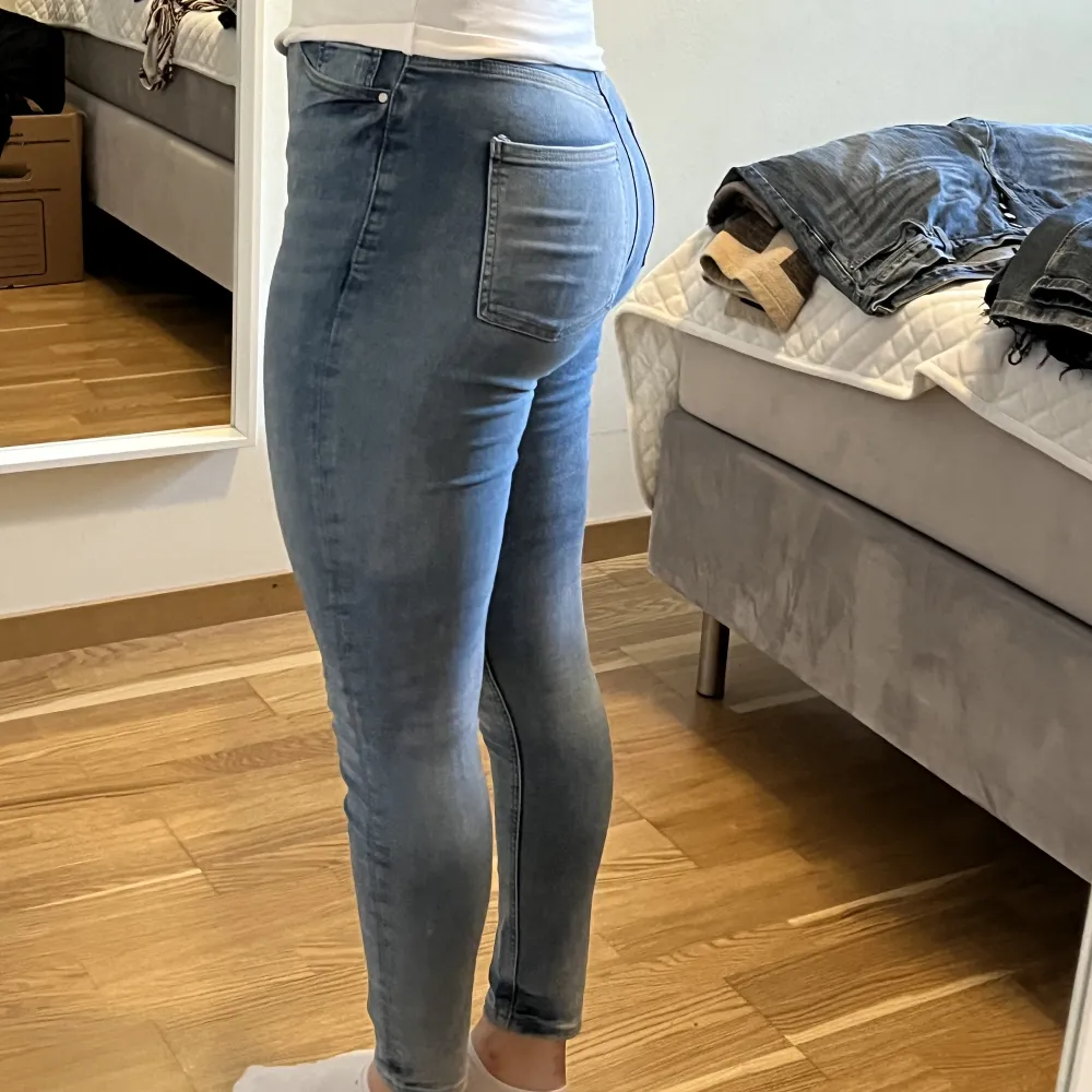 Skinny jeans från esprit i storlek 29/32. Aldrig använt.. Jeans & Byxor.