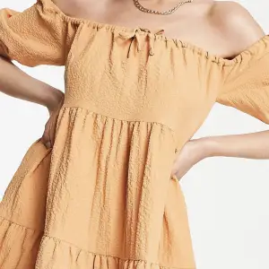 Söt prinsessklänning i ljus orange som passar fint till vår/sommar eller hemmafester