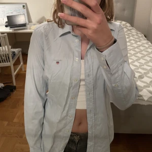 Gant skjorta - Säljer den här jättefina gantskjortan i strl Xs då den tyvärr inte kommer till användning! Jättefint skick❤️