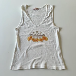 Vit linne - Vitt linne med text på från Blue One 💕Stretchig