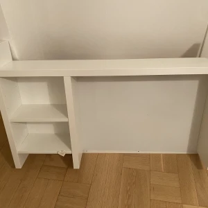 MICKE hylla 105x65cm  - Påbyggnadsdel för tex. skrivbord  Ordinariepris 600 nypris 450, vid snabbköp kan pris diskuteras.  En liten skada vid hyllplanket (kan enkelt bytas ut )   