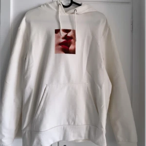 Vit hoddie  - Vit hoddie som jag tror inte finns att köpa längre. Nyskick 💗