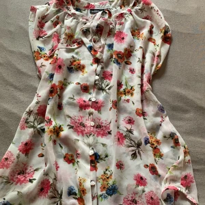 Blommig blus - Blommig blus som passar till allt❤️ Från Kappahl strl 32/34