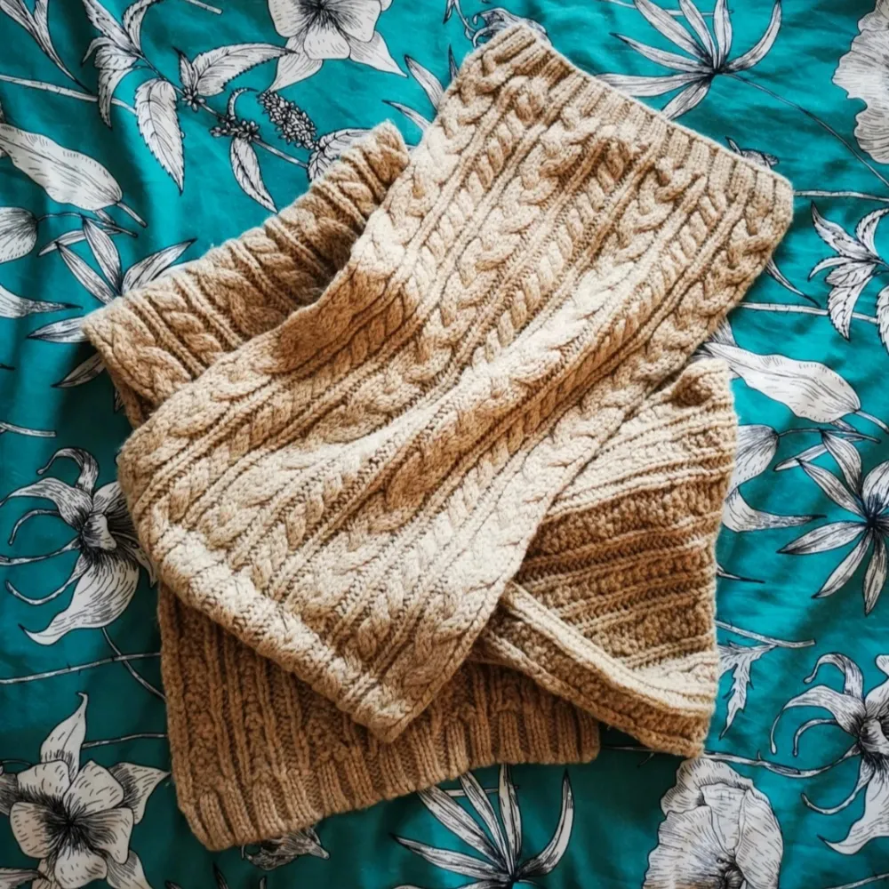 Knitted scarf. Long. Worn only once . Övrigt.