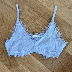 virkad bralette/top från Zara - Ljusblå virkad bralette/top från Zara med lite spetsdetaljer, i princip nyskick. Storlek S men Zaras storlekar är rätt små, så det här är mer en XS. Skönt material! 