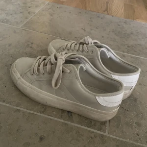 Zara sneakers  - Skutsnygga Axel Arigato liknande sneakers från Zara. Skorna är i storlek 39 och är i bra skick då de knappt är använda, de är lite smutsiga på sulorna men går tvätta. Skriv gärna till mig vid fler frågor💕💕
