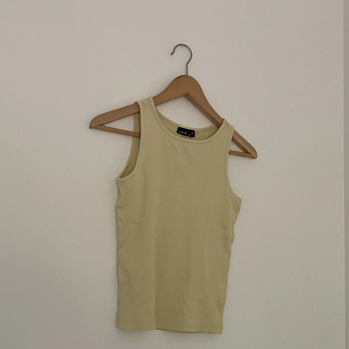 ljusgult ribbat linne