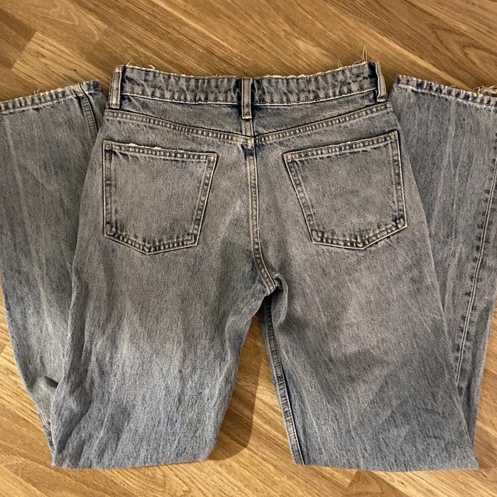 Säljer de populära mid waist jeans från zara🙌i utmärkt skick!. Jeans & Byxor.