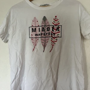 Vit t-shirt - Vit T-shirt med tryck. Storlek S