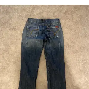 Säljer mina jätte snygga lågmidjade bootcut jeans som jag köpte här på Plick men som ej kommer till användning❤️ skriv för fler frågor om mått osv. Lånade bilder från hon jag köpte från!!