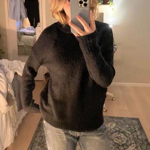 Svart stickad tröja - Mysig tröja som är väl anvönd och däed lite nopprig men det tänker man inte på! Kontakta för mer info😚