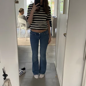 Lågdmidjade jeans - Snygga lågmidjade jeans från Gina Tricot.  Storlek 34 och passar i längden på mig som är ca. 167. Skriv om du är intresserad eller vill ha fler bilder❤️