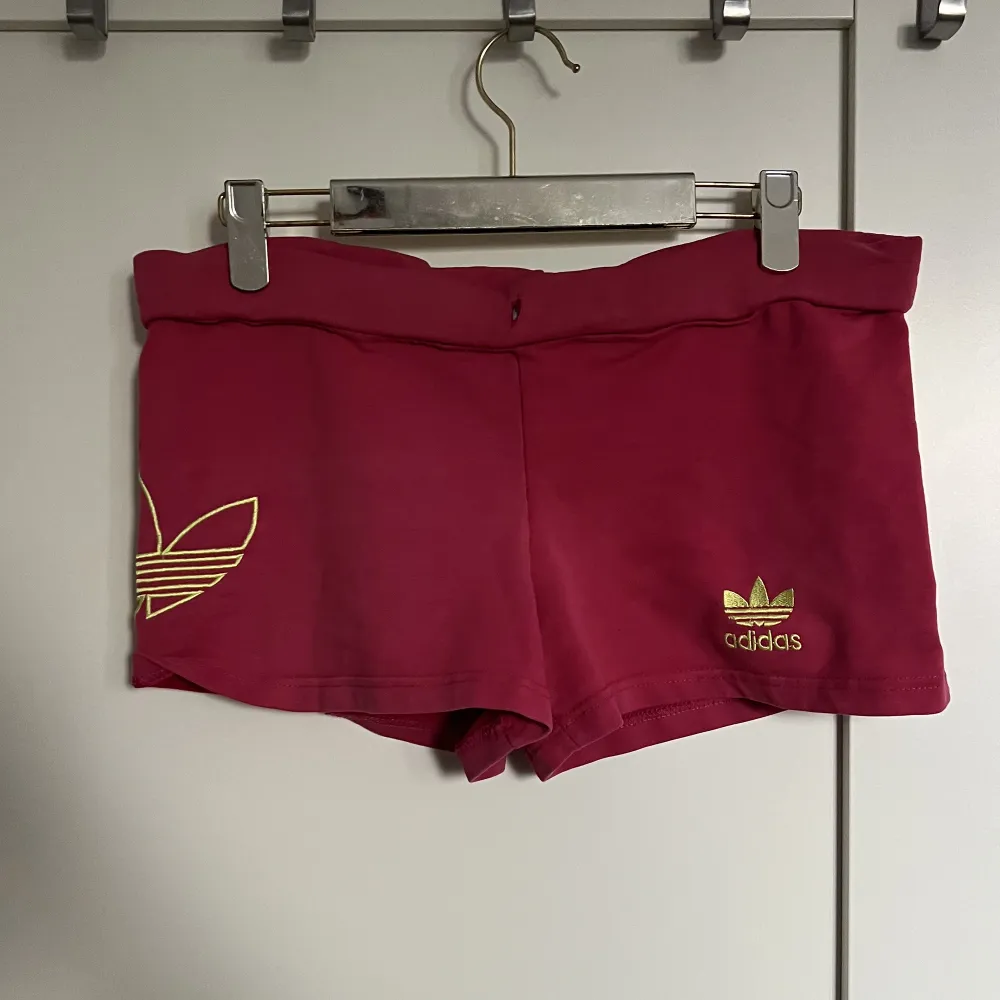 Rosa adidas shorts med midjemått ca 44,5cm🥰 De är i bra skick förutom en liiiten fläck på sidan och de saknar snöre. De är nog inte äkta adidas . Shorts.