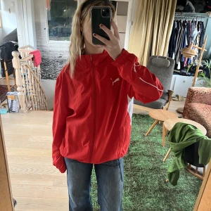 Puma jacka - As cool röd vindjacka från Puma! Tunnt och skönt material, aldrig använd! Skit snyggt till en casual outfit💖