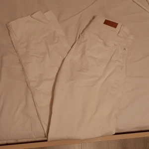 Vita jeans - Köpt second hand, men hittat andra som jag gillar mer och säljer därför dessa 💖 är en mom straight jeans modell