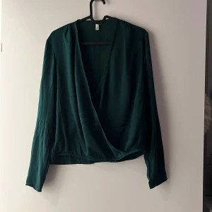 Blus XS - Blus i omlott  Grön Nelly  Storlek: XS/34  Använd, men fint skick! 