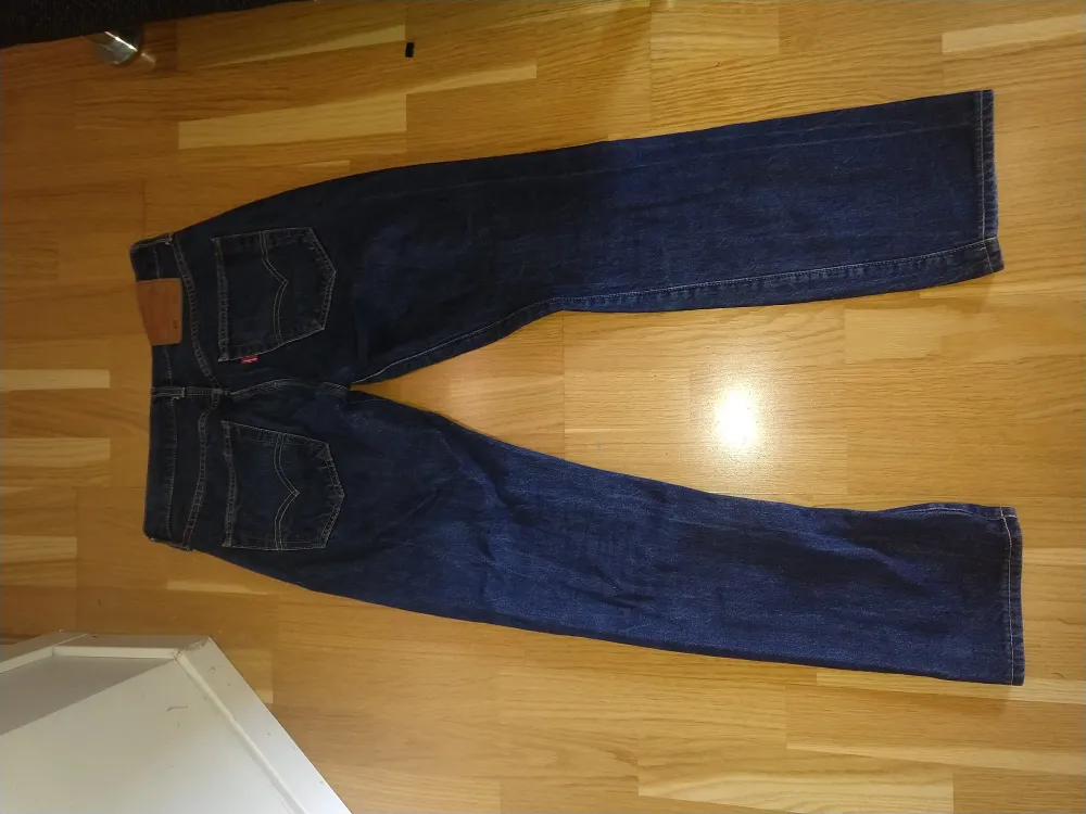 Levis 501 i bra skick, måttligt använda. Storlek W 29 L 32 Pris 300 kr. Jeans & Byxor.