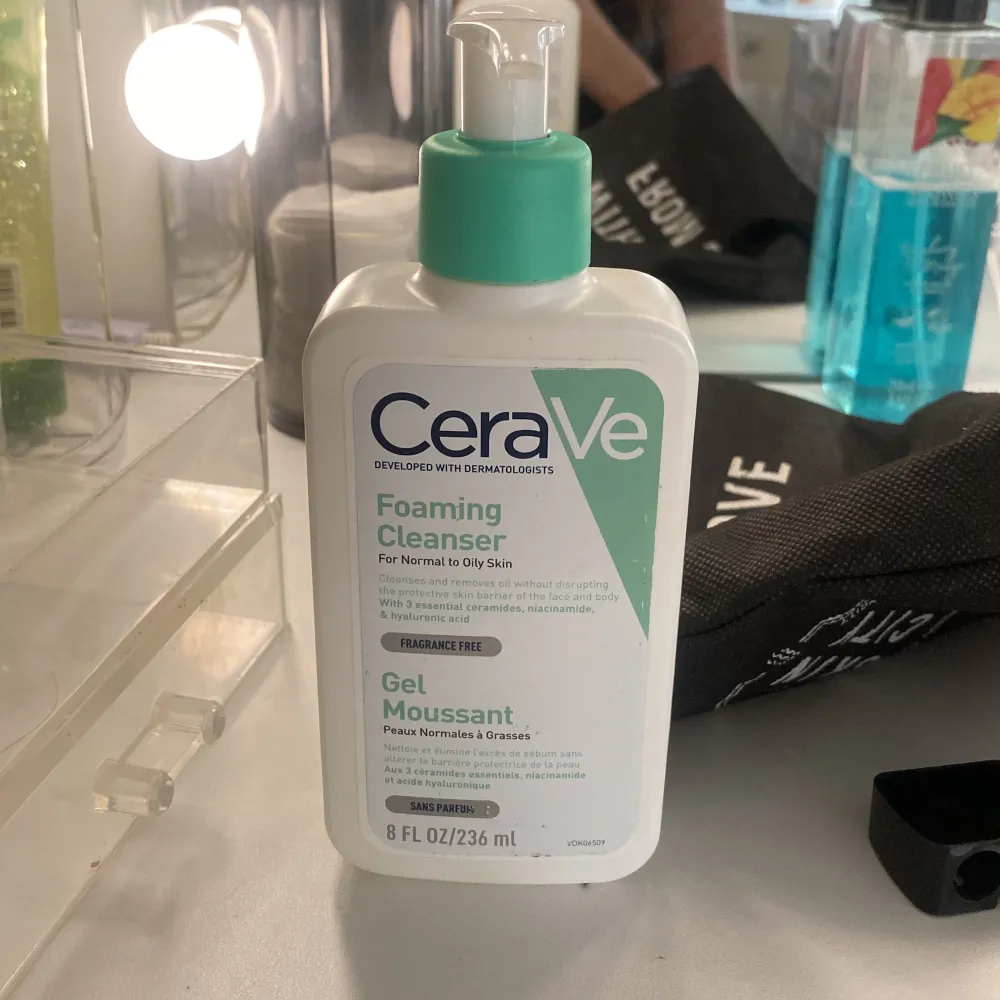 En cleanser från CeraVe skincare som har bara använts 3 gånger pga jag köpte till fel hud typ! Den är till för ”normal to Oily skin” tryck inte på köp nu! Kontakta om flera frågor köpt för 129kr. Övrigt.