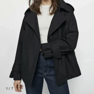 Massimo Dutti jacka - En perfekt höst/vår jacka💓nypris 1600 kr, färgen är en mörk navy,