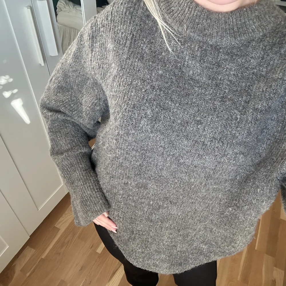 Grå stickad tröja som aldirg använts och är i väldigt fint skick. Neuleet.