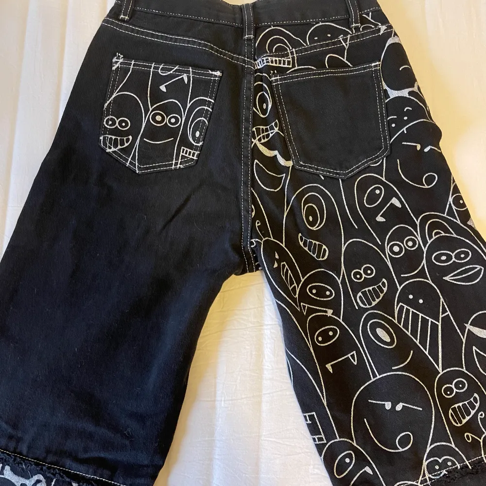 Säljer dessa coola jeans ifrån shein. Storlek xxs och väldigt baggy. Massa söta små monster på och coola detaljer. Säljer då jag inte använder dem längre för att jag har bytt stil💗. Jeans & Byxor.