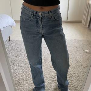 Ett par vintage jeans köpta från humana. Märket är Versace (vet ej om de är äkta). Jeansen har slitningar längst ner vid hälen då de är för långa för mig (se bild 3). Står ej storlek men passar mig som vanligtvis har M i byxor. 
