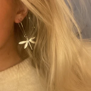 Örhängen - Super snygga men är tyvärr en guldtjej, mamma köpte i London 💓💓 sällsynta!!