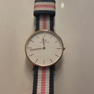 Daniel wellington klocka - Säljer denna DW klocka då jag aldrig använder den. Den är i bra skick och armbandsbandet går att byta. 