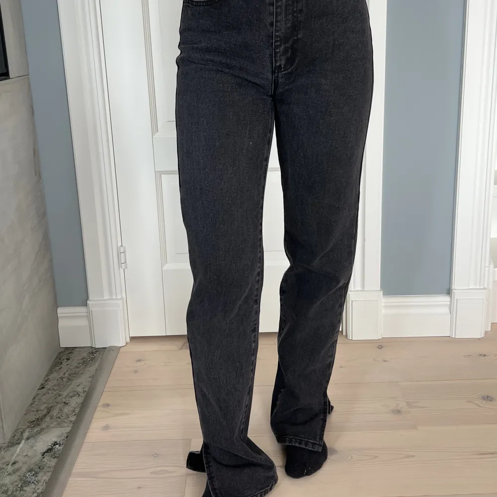 Svarta jeans med en lite ”urtvättad” look. Jag är 165 cm och de passar perfekt med en sko med lite högre sula/klack då de är något långa. . Jeans & Byxor.