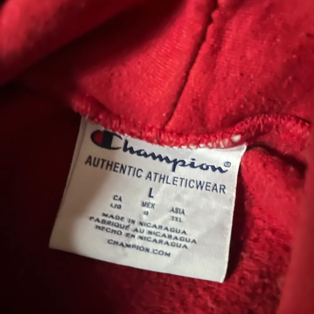 Vintage champion hoodie i large. Den är från 90-talet och är äkta. Den passar Large på dam men kan även passa Medium på herr! Ställ gärna frågor eller lägg prisförslag:)). Hoodies.