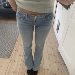 Lågmidjade bootcut jeans  - Säljer mina snygga ljusblå lowwaist bootcut jeans!! 😻finns inget märke på, köpte på Vinted😍