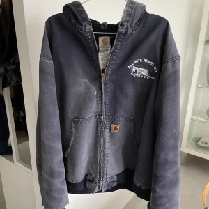 Carhartt Jacka  - I jackan står det storlek XXL. Skulle säga att den passar vem som helst beroende på hur man vill att den ska sitta. Hör av er för mer information 🤝