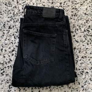 Schyssta jeans från Weekday. Skick 9/10 då de sällan använts. Jeansen är loosefit och sköna 