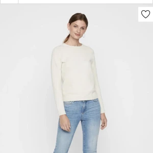 stickad tröja  - säljer min nya stickade tröja från vero moda. bra skick. har aldrig nästan andvänt. den är i M men passar även S❤️
