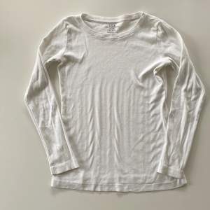 Vit Basic långärmad tröja från L.O.G.G. i storlek 134/140 men passar nästan mig som vanligtvis har XS. Bra skick.💗