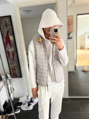 Parajumper väst - Parajumper väst  Cond:brand new  Size S  Kvitto o galje finns 