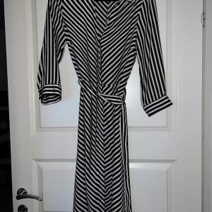 Randig klänning vit/svart 