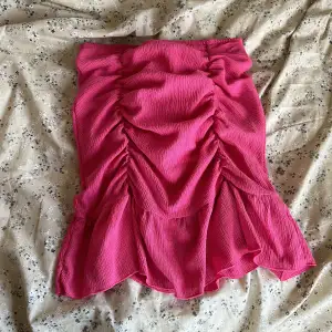 Snygg tajt kjol från Gina, slm man antingen kan dra upp något till en minikjol eller låta den vara något längre💞Vid frågor elle rintresse kom privat💗