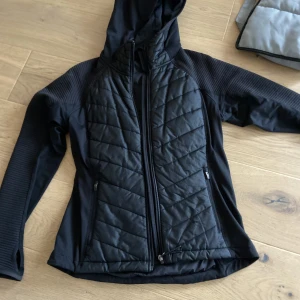 Träningsjacka  - Träningsjacka Från h&m. Storlek 38/40