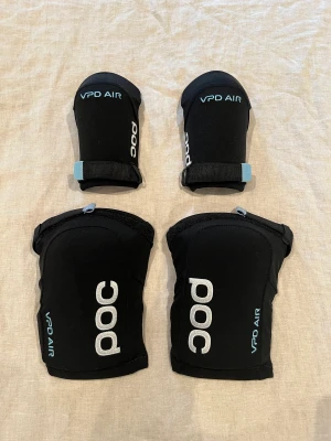 POC vpd air knäskydd & armbågsskydd - Knässkydd och armbågsskydd i nyskick.  Använda 1 gång, säljes pga att dottern vuxit ur dem. 