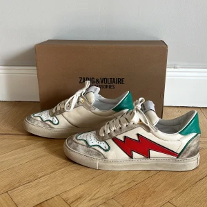 Zadig sneakers - Säljer ett par favoriter i min garderob💔 Skorna är välanvända men i gott skick. De har en högklackad sula som man kan ta ur om man vill (jag har gjort det därav är sulan oanvänd). Nypris: 3600kr🫶🏼 Möts endast upp 