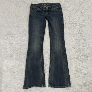 Lowrise och bootcut jeans köpt tidigare här på plick, nyskick 💖 Midjemått är 76cm och innerbens är 74 😽