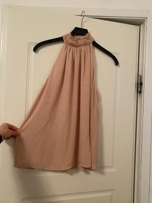 Helt ny blus från H&M - Gammel rosa blus från H&M. Helt nytt linne blus, som går upp på halsen. Prislappen sitter kvar.