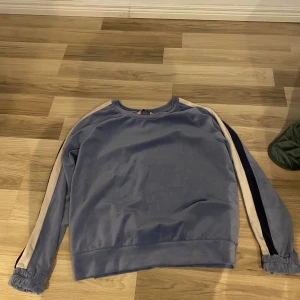 Tröja - Jätte jätte mjukt material, brukar ha den som pyjamas men funkar också ute om man vill det🥰