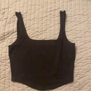 Brunt line  - En korset likande linne från Ginatricot som tuvärr inte kommer till användning💓