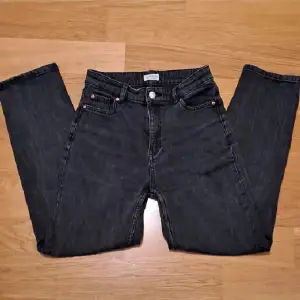 Svarta raka jeans. Köpta på Lindex, modell Betty i storlek 36. Använd gärna köp nu, kontakta vid frågor eller fler bilder!!<3