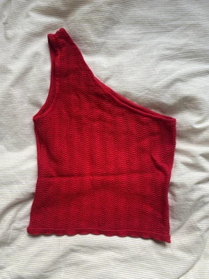 Virkad topp - Snygg enärmad topp inköpt secondhand. Saknar storlek men passar mig som är M, kan nog även passa en L 